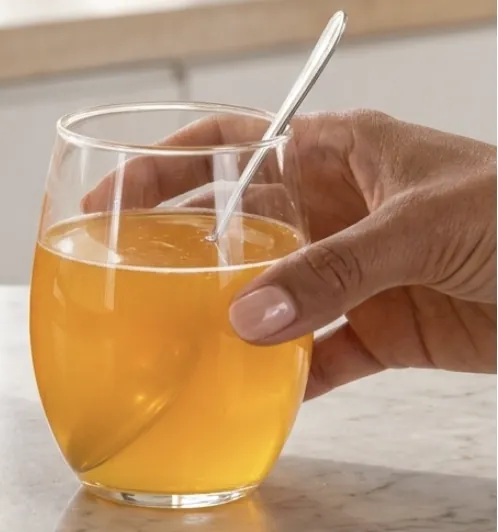Un sachet de GENESIS+ dilué dans un verre d'eau